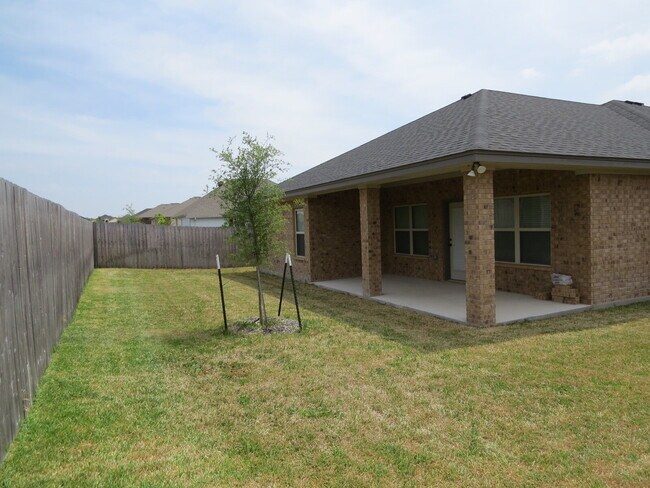 Building Photo - Welcome home to this beautifully designed 4-bedroom, 2.5-bathroom gem!