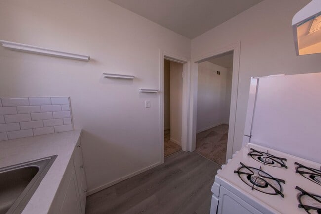 Building Photo - 2 BR/ 1BA unit in Hilcrest - Charming Upstairs Apt, A/C & Heat, tons of windows, updated Kit, ori...