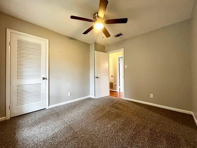 Building Photo - 11814 Ashwood Dr