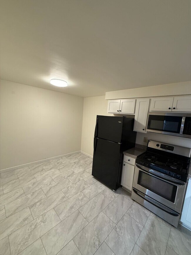 Building Photo - 802 Horner St