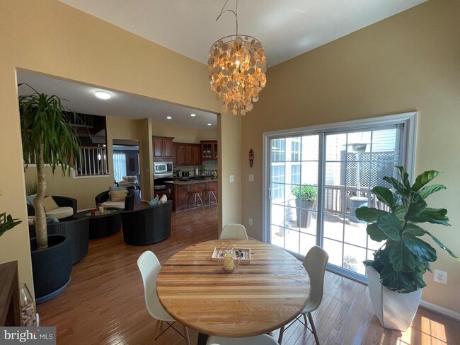 Building Photo - 22098 Avonworth Square