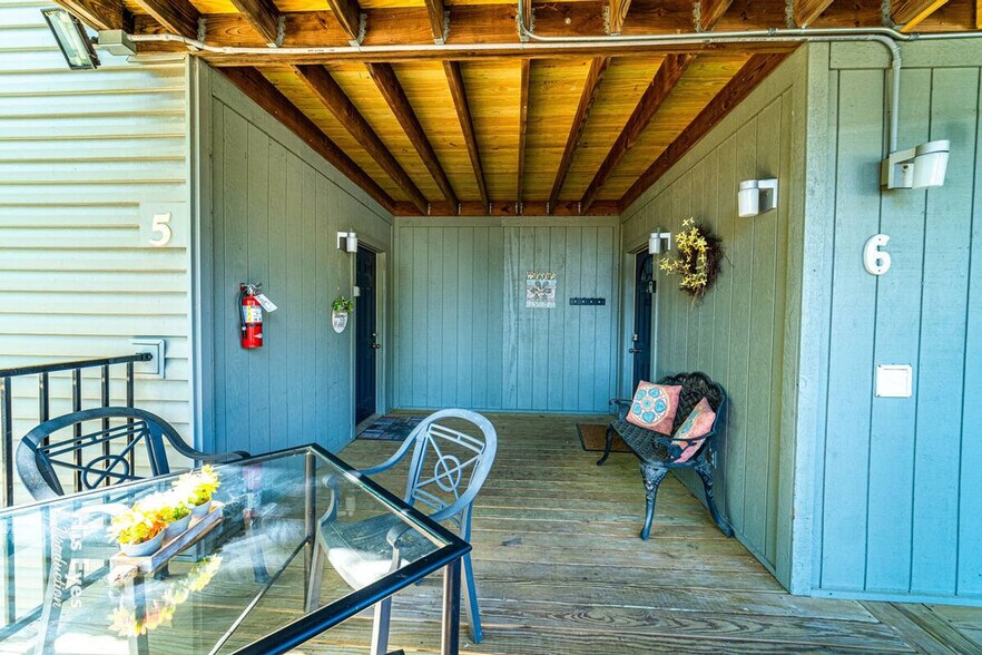 Building Photo - 5 Chandler Ln