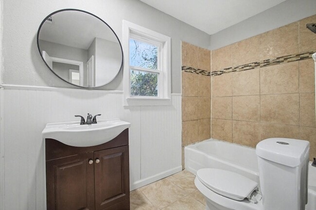 Building Photo - 2319 Glengariff Dr