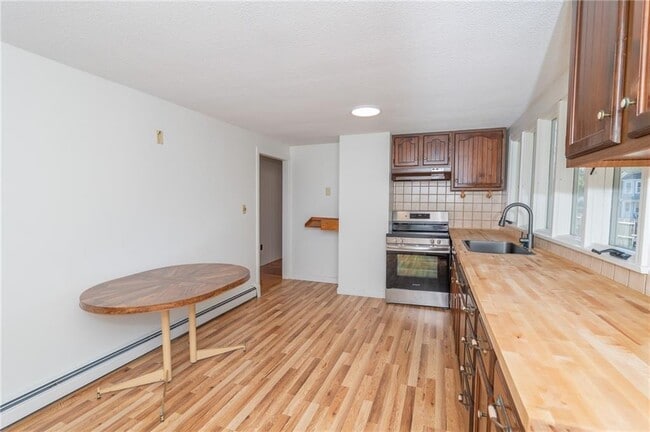 Building Photo - 137 A Kingstown Rd