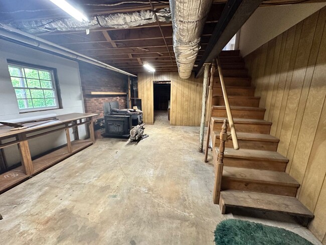 Building Photo - MOVE-IN READY! NO HUD NO SECTION 8
