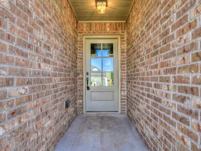 Building Photo - 16716 Doyle Dr