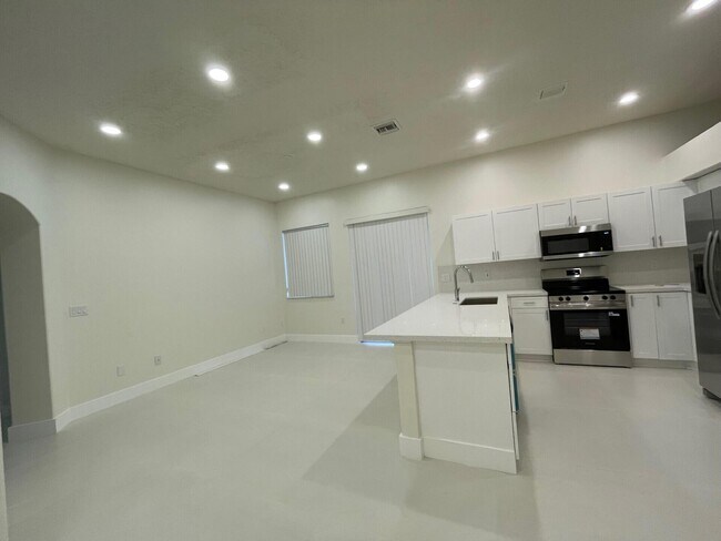 Building Photo - 1806 NW 98th Ave