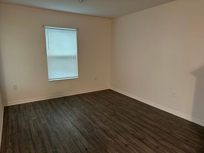 Building Photo - 3BR Townhome in Tavares with Open Floor Plan & Community Playground