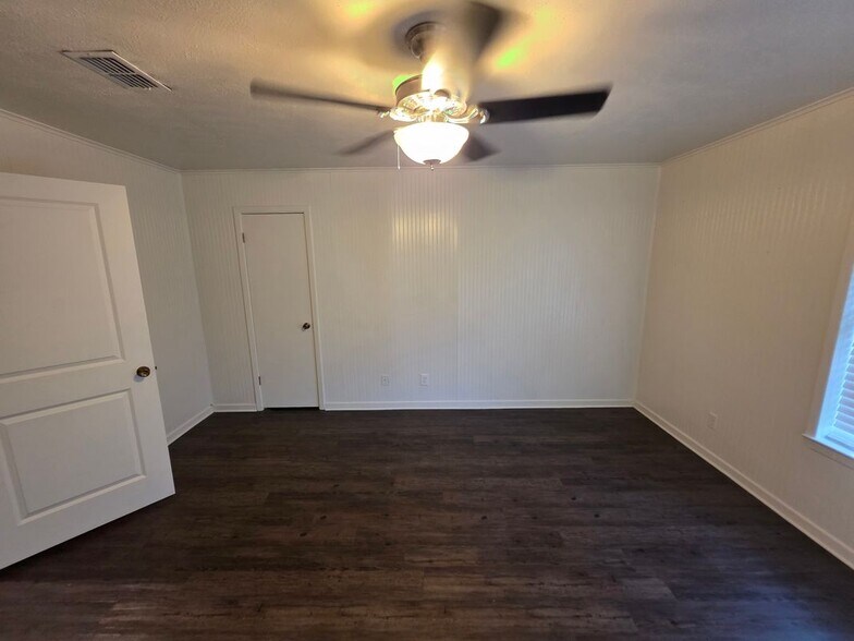 Building Photo - 4207 Woodcrest Dr