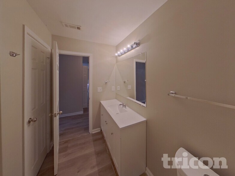 Building Photo - 9106 Valleyview Ct