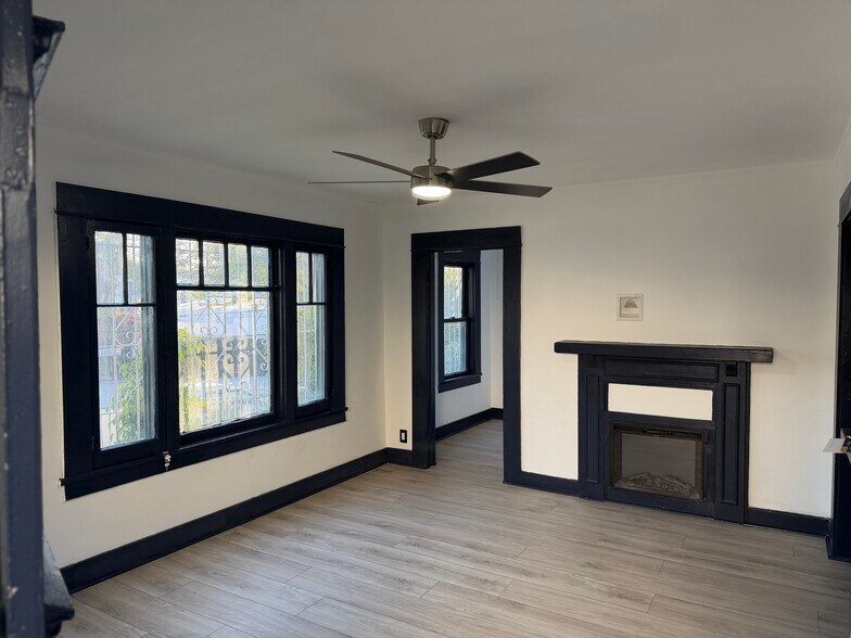 Building Photo - 2113 1/2 Aaron St