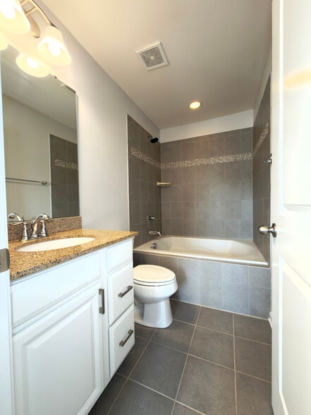 Building Photo - 2501 Silverthorn Dr