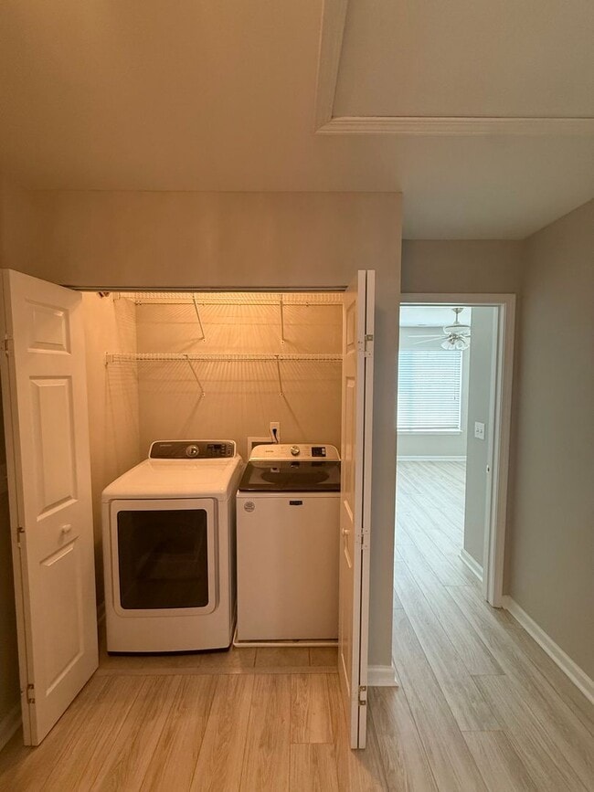 Building Photo - Move in Ready Three Bedroom Townhome in We...