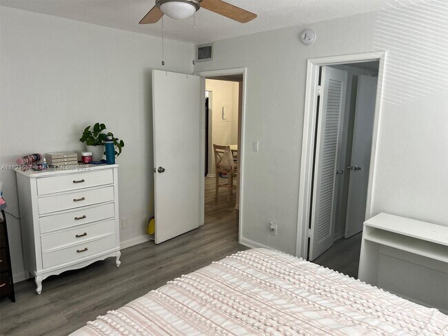 Building Photo - 500 E Country Club Cir