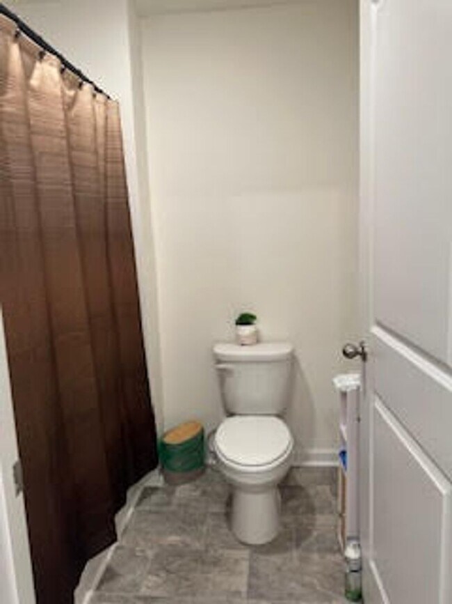 Building Photo - Knoxville 37932 - FULLY FURNISHED $3,300.0...