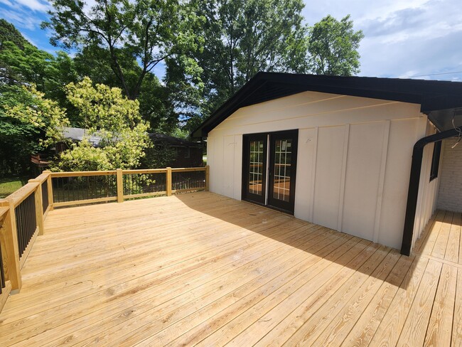 Building Photo - 1055 College Station Rd