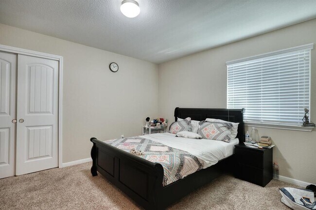 Building Photo - 413 Alsatian Ln