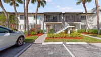 Building Photo - 5 miles from 5th Avenue and Downtown Naples!