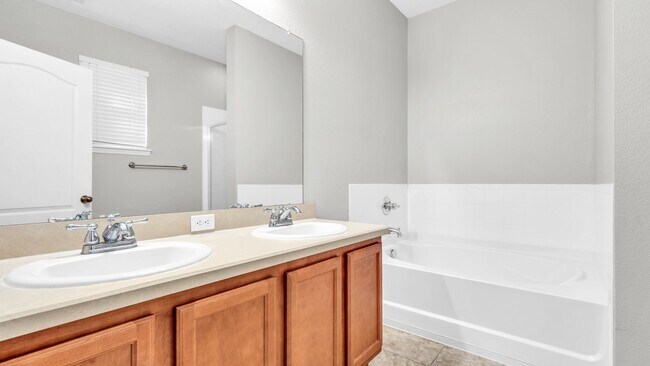 Building Photo - Beautiful 3BD/2BTH Home in Colony Lakes!