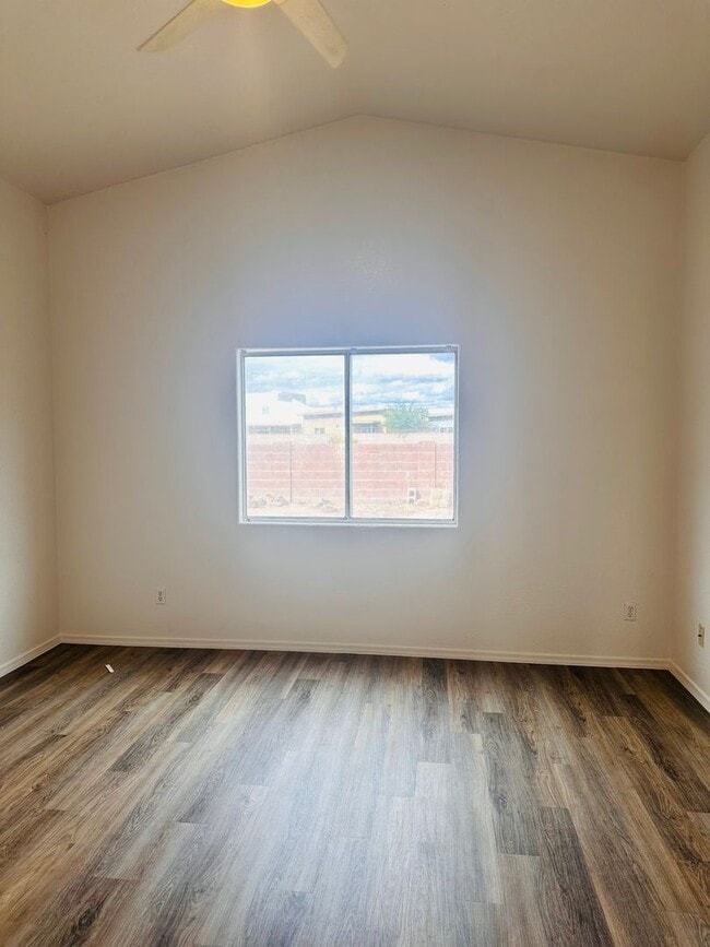 Building Photo - LOVELY HOME - 2 BEDROOM PLUS LARGE DEN - LARGE YARD