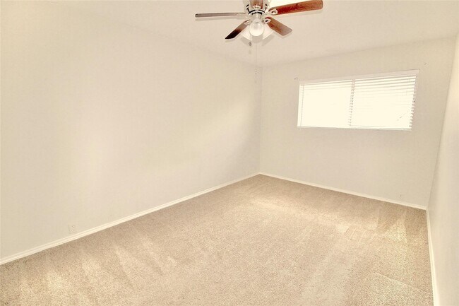 Building Photo - 2121 Fountain View Dr