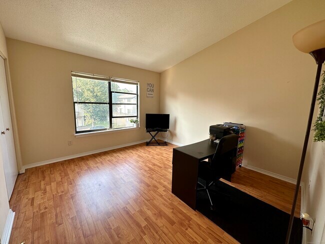 Building Photo - 15 Crest St