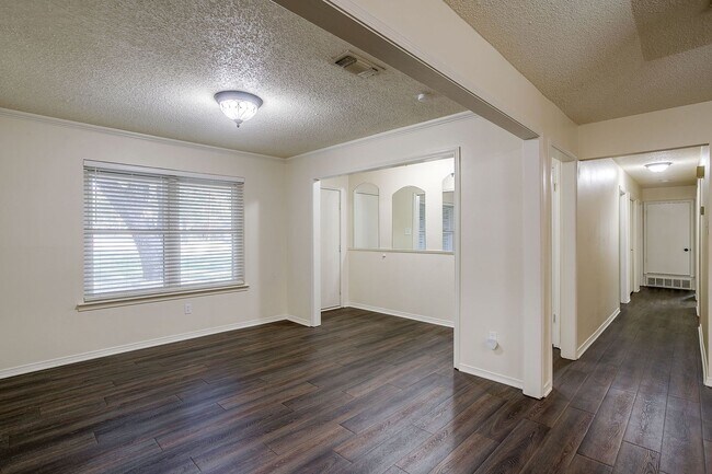 Building Photo - Amazing 4 Bedroom 2, Bath Home in Desirabl...