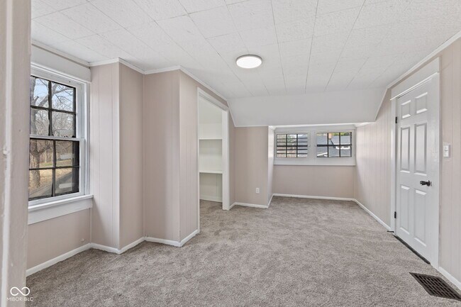 Building Photo - 320 Lockerbie St