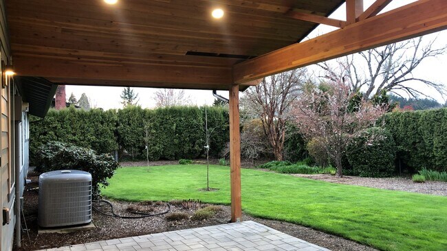 Building Photo - Live in Comfort and Style in the Heart of Corvallis!