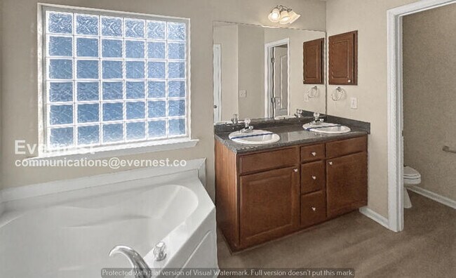 Building Photo - 3 Bed/2 Bath Home with Garage / Pet-Friendly / Vouchers Accepted / Available Now!