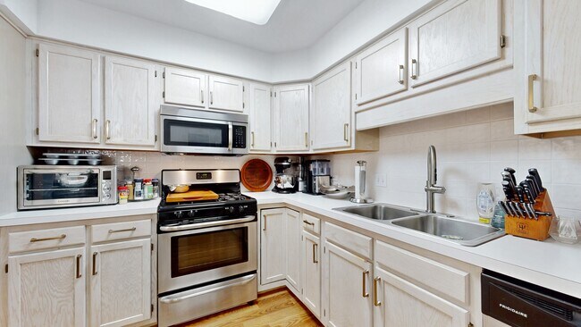 Building Photo - 5000 Oakton St