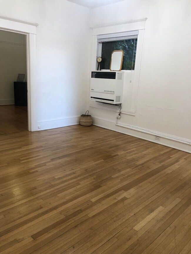 Building Photo - Cute CORNER 1 BR- high ceilings, clawfoot tub, up to 3 pets! One month FREE!