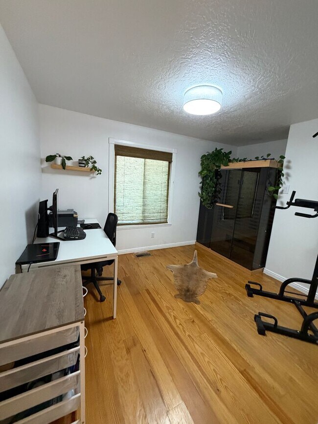 Building Photo - Beautiful 4 bedroom, 3 bathroom Home with a pool!!