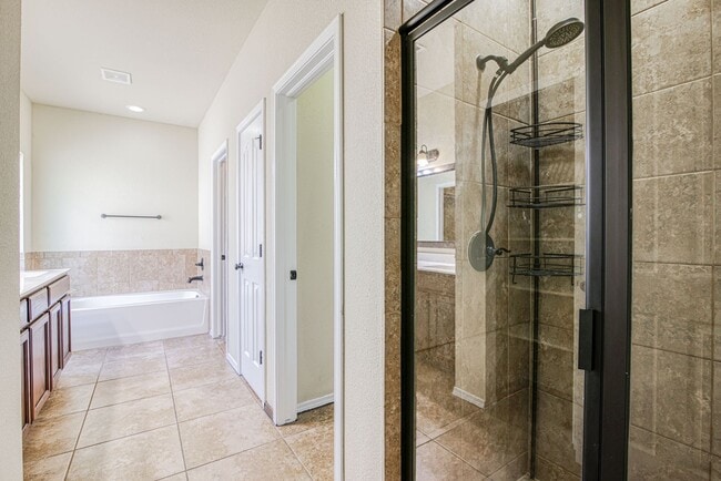 Building Photo - Beautiful East side House 3 bed-2.5 baths in front of Park