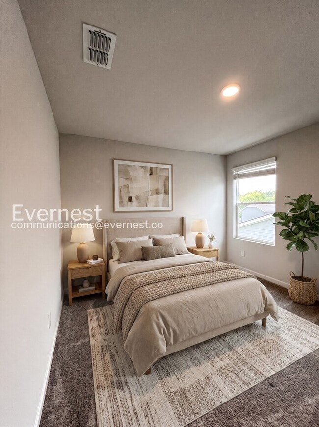 Building Photo - 4 Bed/3 Bath Home with Fenced Yard / Pet-Friendly / Available Now!