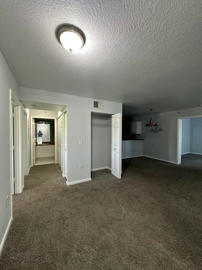 Building Photo - 161 SW Palm Dr