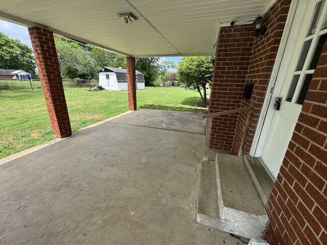 Building Photo - 112 Northside Dr