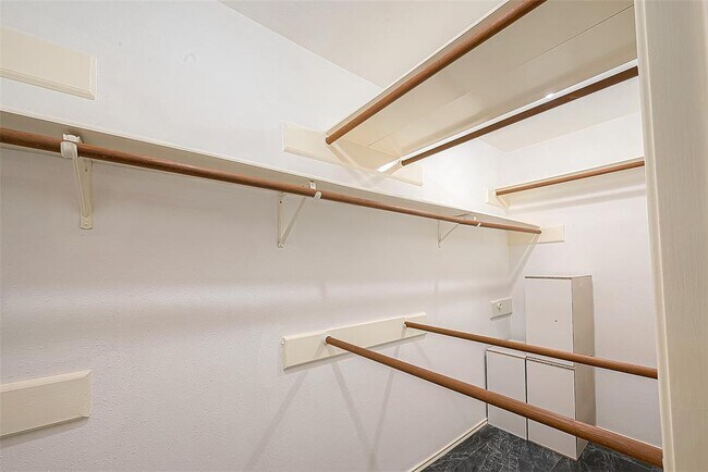Building Photo - 2122 Courtshire Ln
