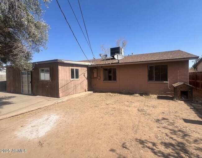 Building Photo - 1237 E Vine Ave