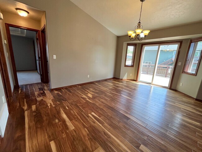 Building Photo - Stunning 4 Bed/2 Bath with 3 Car Garage and Fenced in Yard!