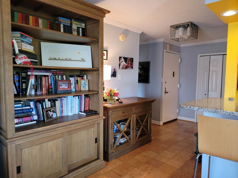 Living room and entry door - 5225 Pooks Hill Rd