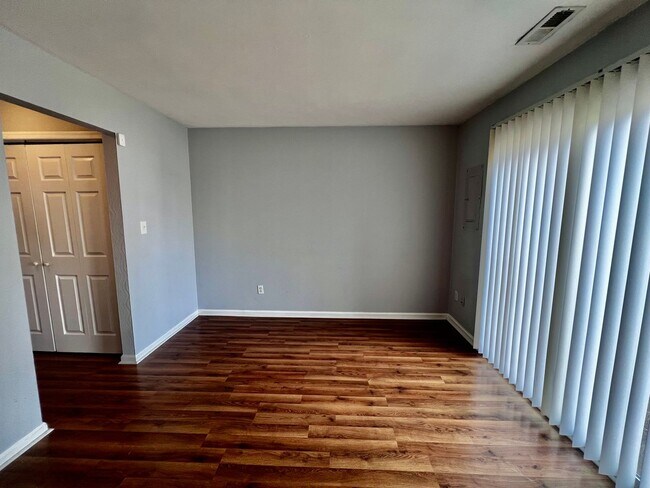 Building Photo - Charming Townhome in the Heart of Virginia Beach