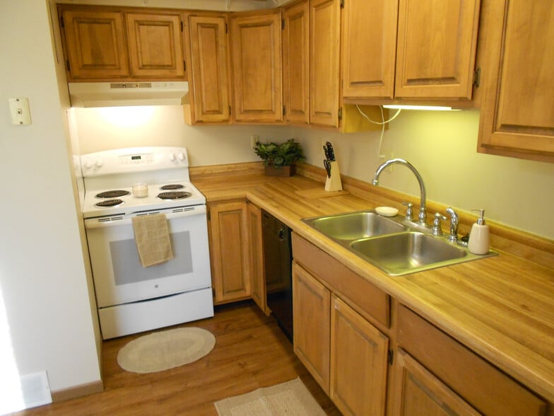 Building Photo - 420 6th Ave