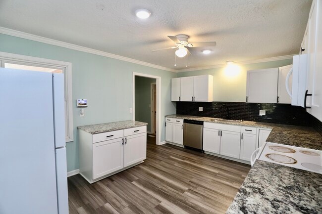 Building Photo - 807 N Guignard Dr
