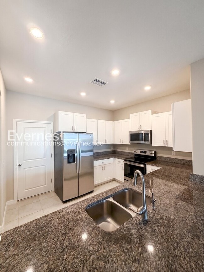 Building Photo - 3-Bed/2-Bath Town Home/Available Soon!