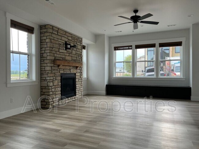 Building Photo - 1570 Farmview Ter