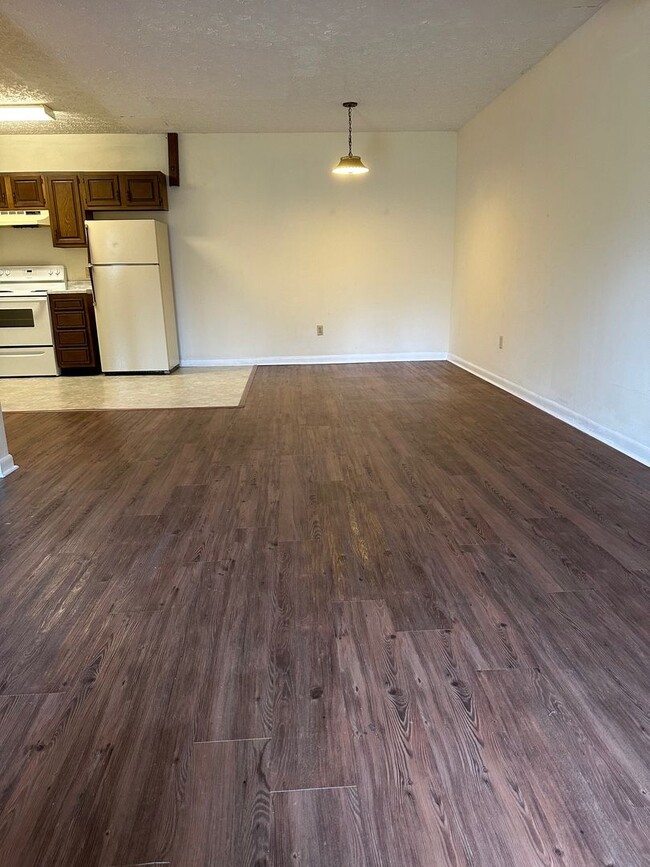 Building Photo - 1 Bedroom,1 Bath Apartment Colonial Height...
