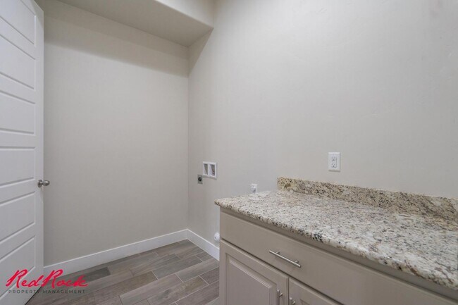 Building Photo - Pet Friendly 4 Bedroom Home! Internet Incl...