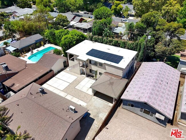 Building Photo - 6913 Encino Ave
