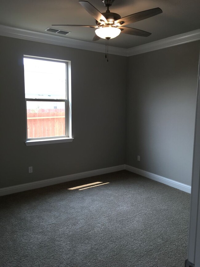 Building Photo - 4 Bedroom West Redding Townhome
